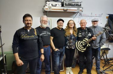 Fünf Männer und eine Frau stehen in einer Reihe.