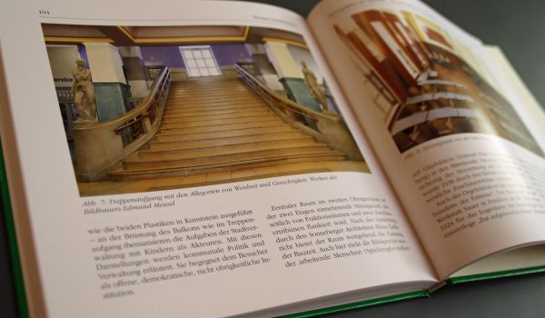 In einem Buch: Ein Bild vom Treppenaufgang des Rathausses Sonneberg mit einem Text darunter.