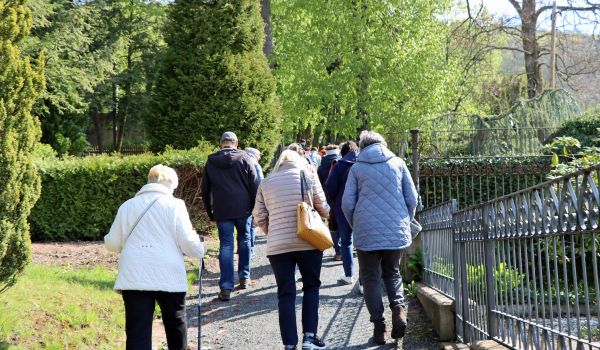 Eine Gruppe von Senioren läuft einen Hang hinauf.