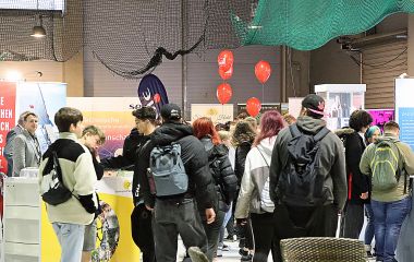 Schüler laufen durch die Messehalle.