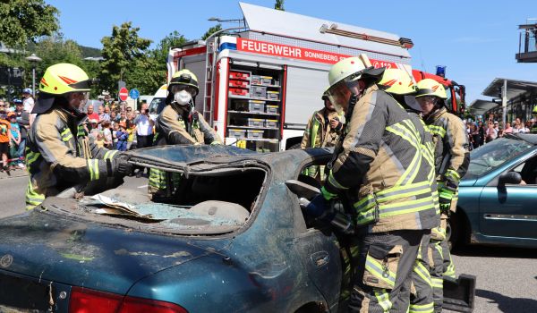Die Feuerwehr schneidet ein verunfalltes Auto auf.