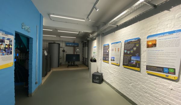 In einer Ausstellung sind Infotafeln an den Wänden.