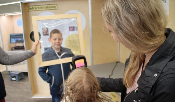 Eine Frau probiert eine Infrarotkamera aus.