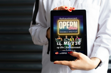 Frau mit Vorschau auf Tablet.