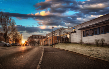 Das Gebäude Wolke 14 bei Sonnenaufgang.