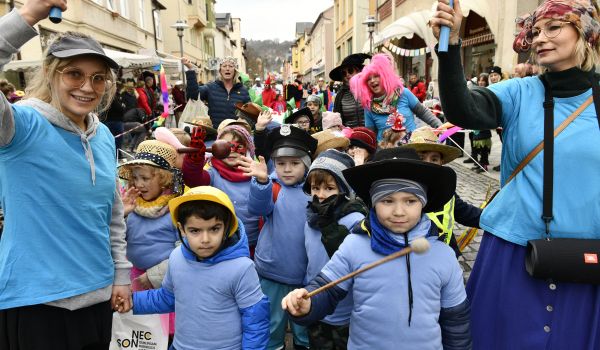 Verkleidete Kindergartenkinder und Erzieherinnen mit blauen T-Shirts.