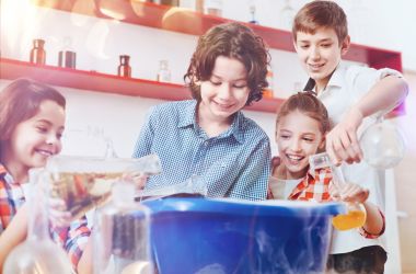 Kinder experimentieren gemeinsam