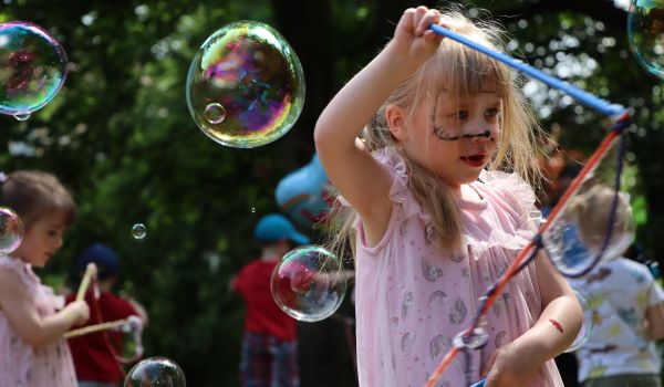 Kinder machen Seifenblasen.