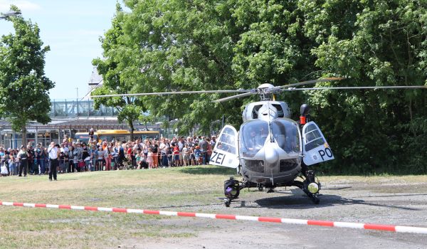 Ein Polizei-Hubschrauber auf einer Wiese.
