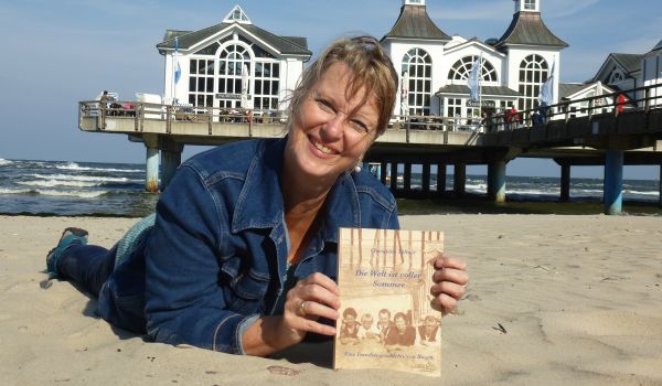 Christiane Töllner mit ihrem Buch / Foto: privat