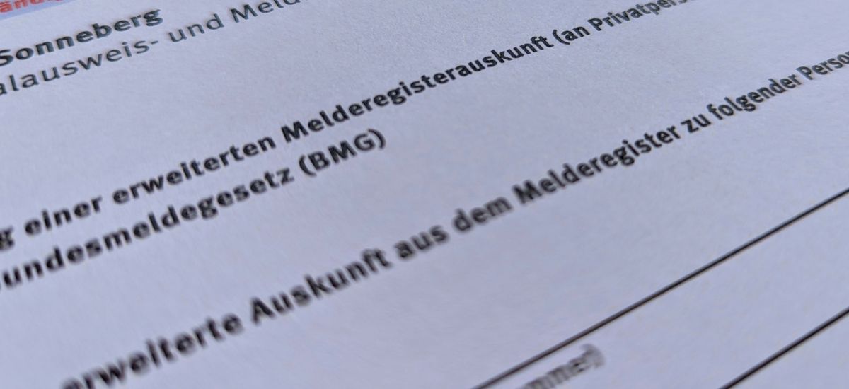 Auf einem Formular steht: Melderegisterauskunft.