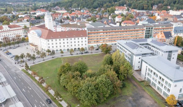 Drohnenaufnahme mit Blick auf das Rathaus und das AOK-Gebäude. Im Hintergrund ist die Stadt.