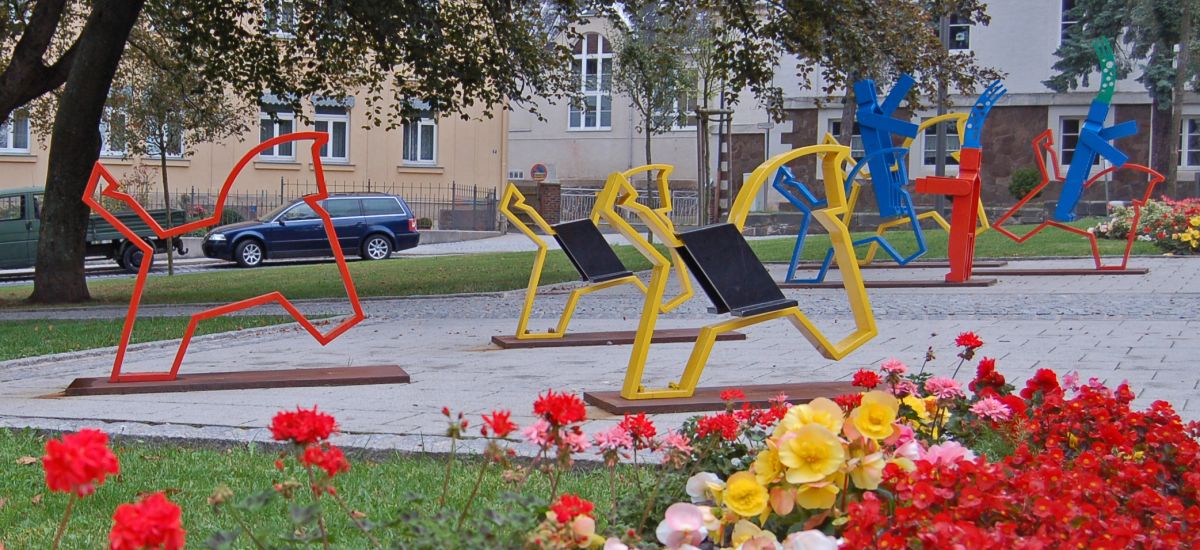 Spielplatz mit Reiterlein-Figuren auf dem Juttaplatz in Sonneberg.