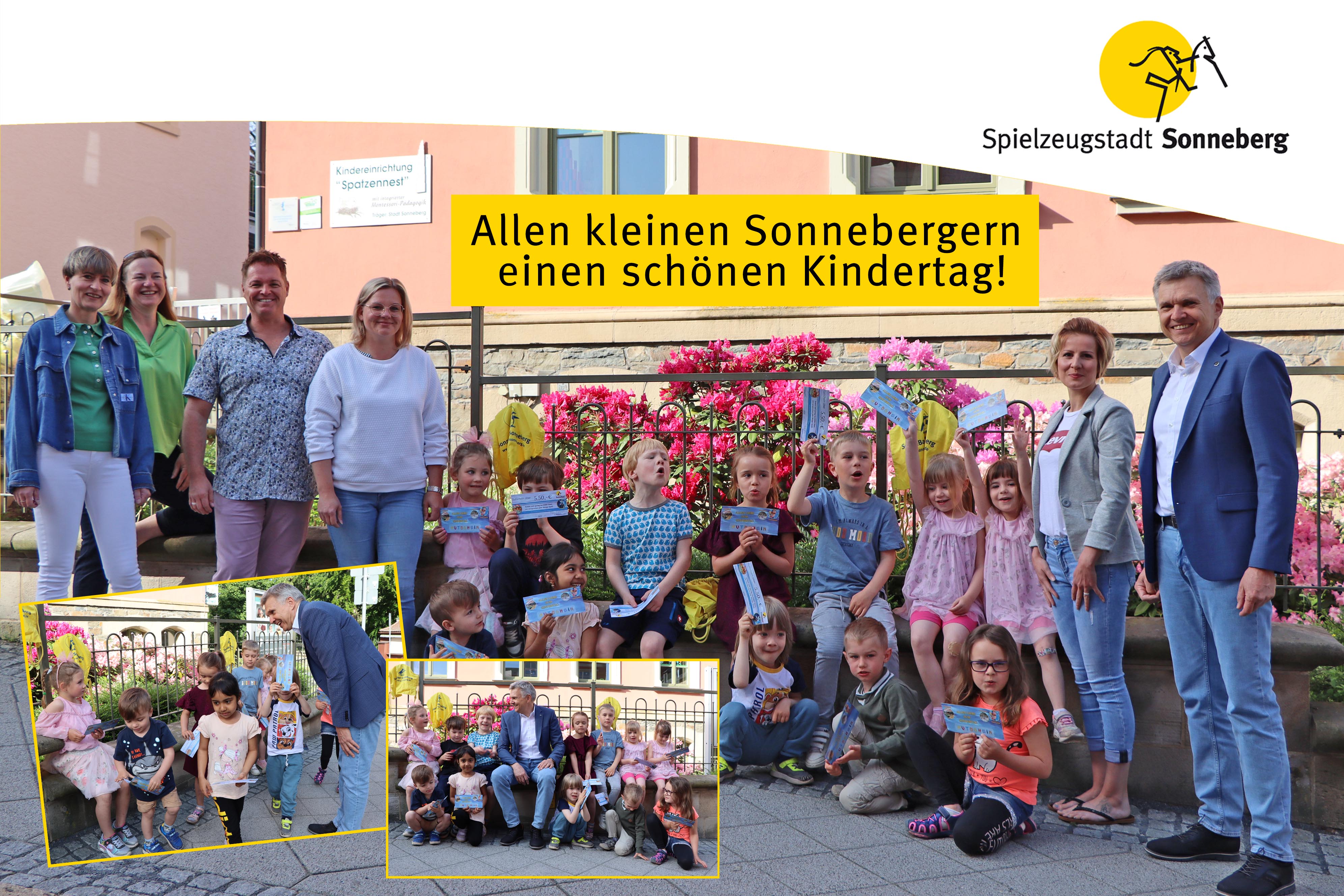 Kinder und Erwachsene stehen vor einem Kindergarten.