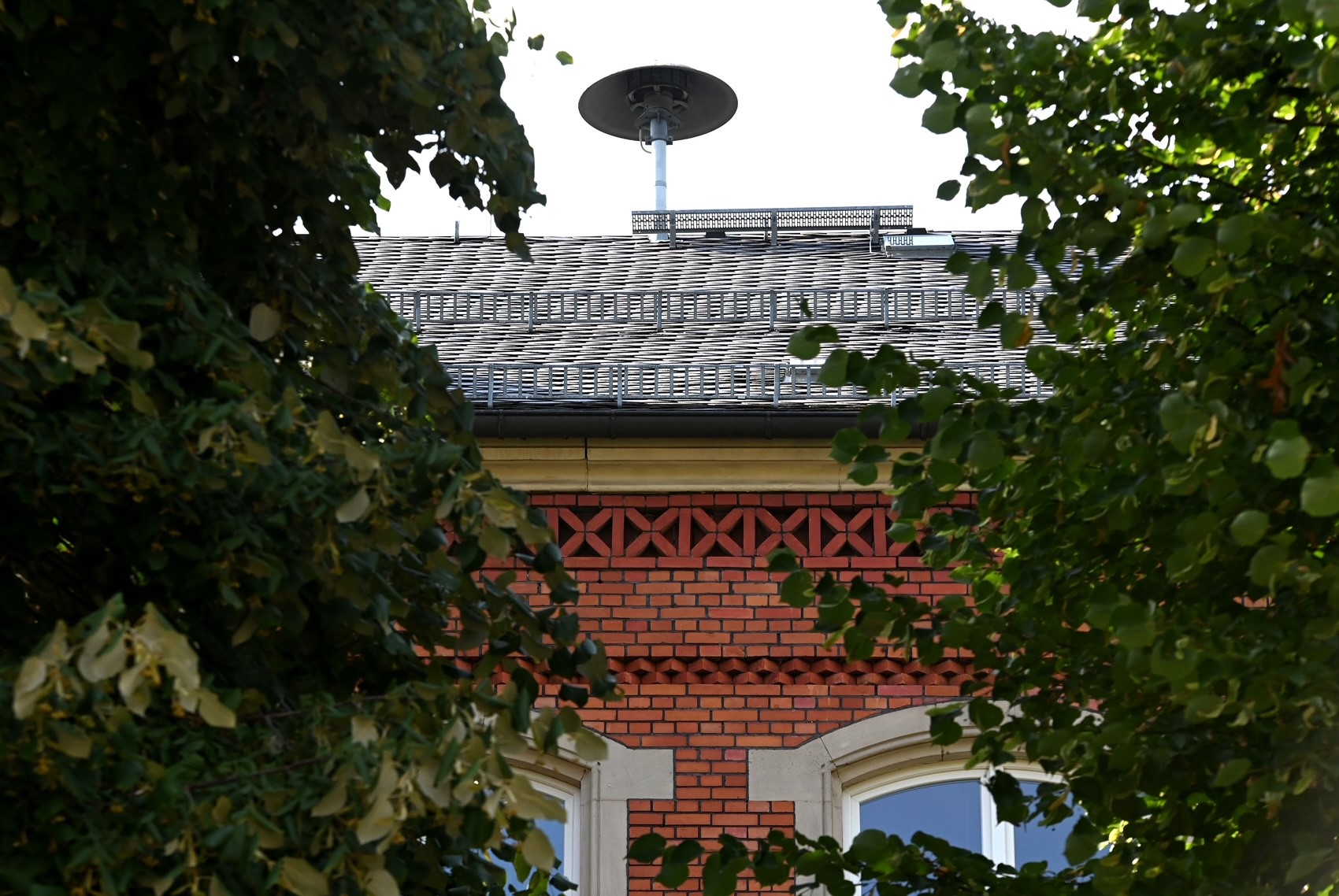 Eine Sirenenanlage auf dem Dach eines Gebäudes.