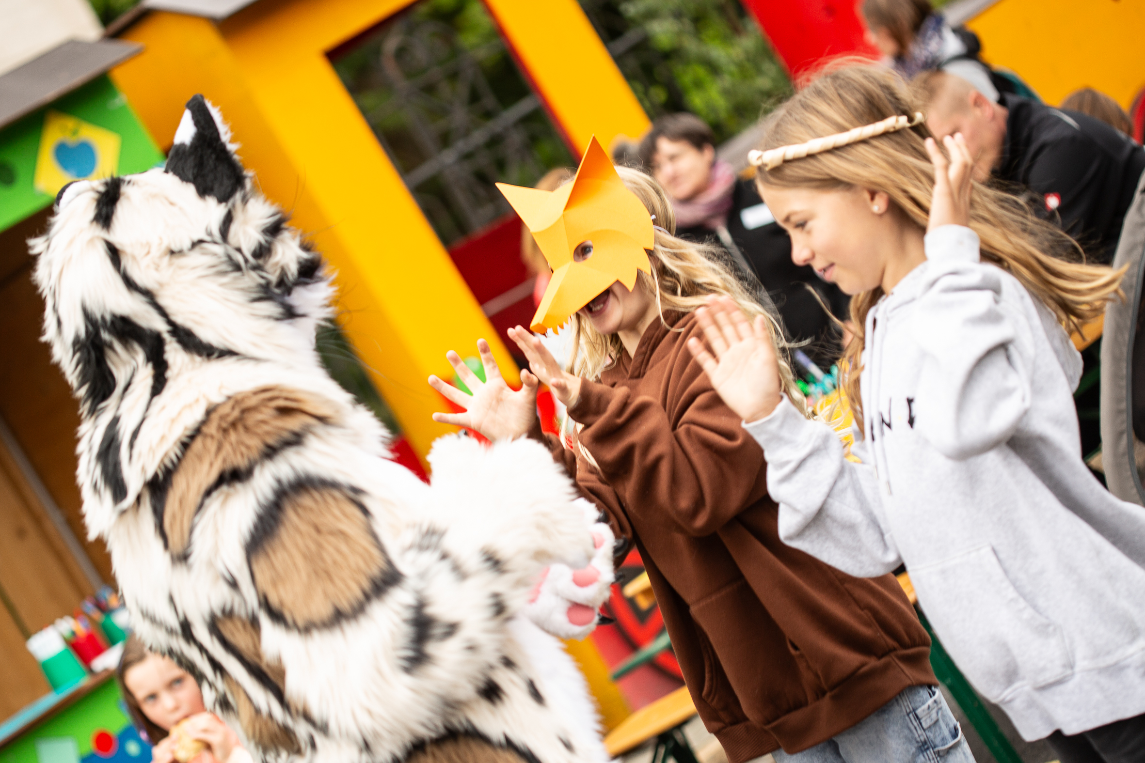 Zwei Mädchen und ein verkleideter Tiger beim Stadt- und Museumsfest.