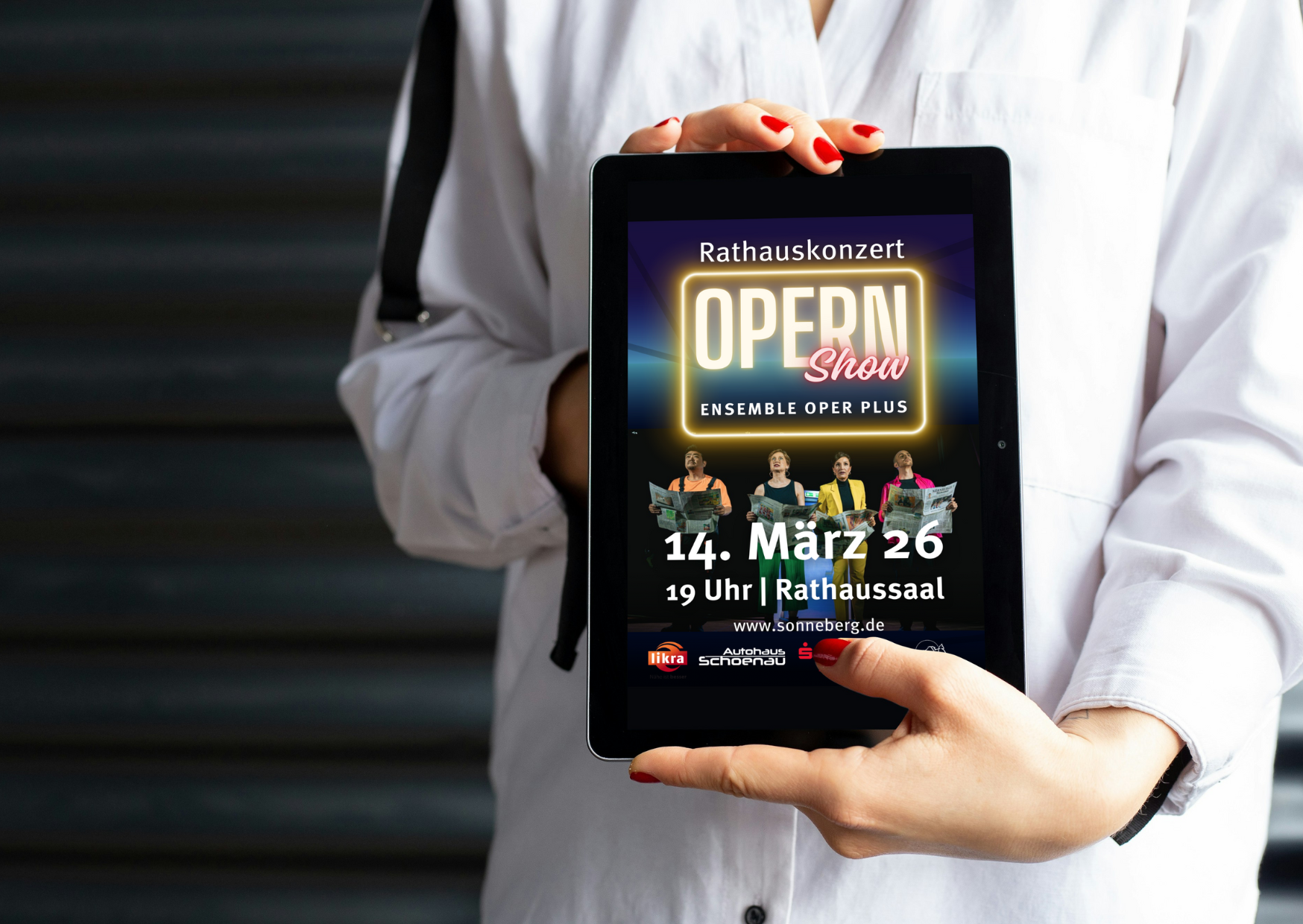 Frau mit Vorschau auf Tablet.