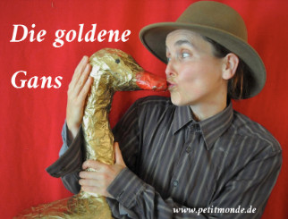 Eine junge Frau mit Hut küsst eine goldene Gans