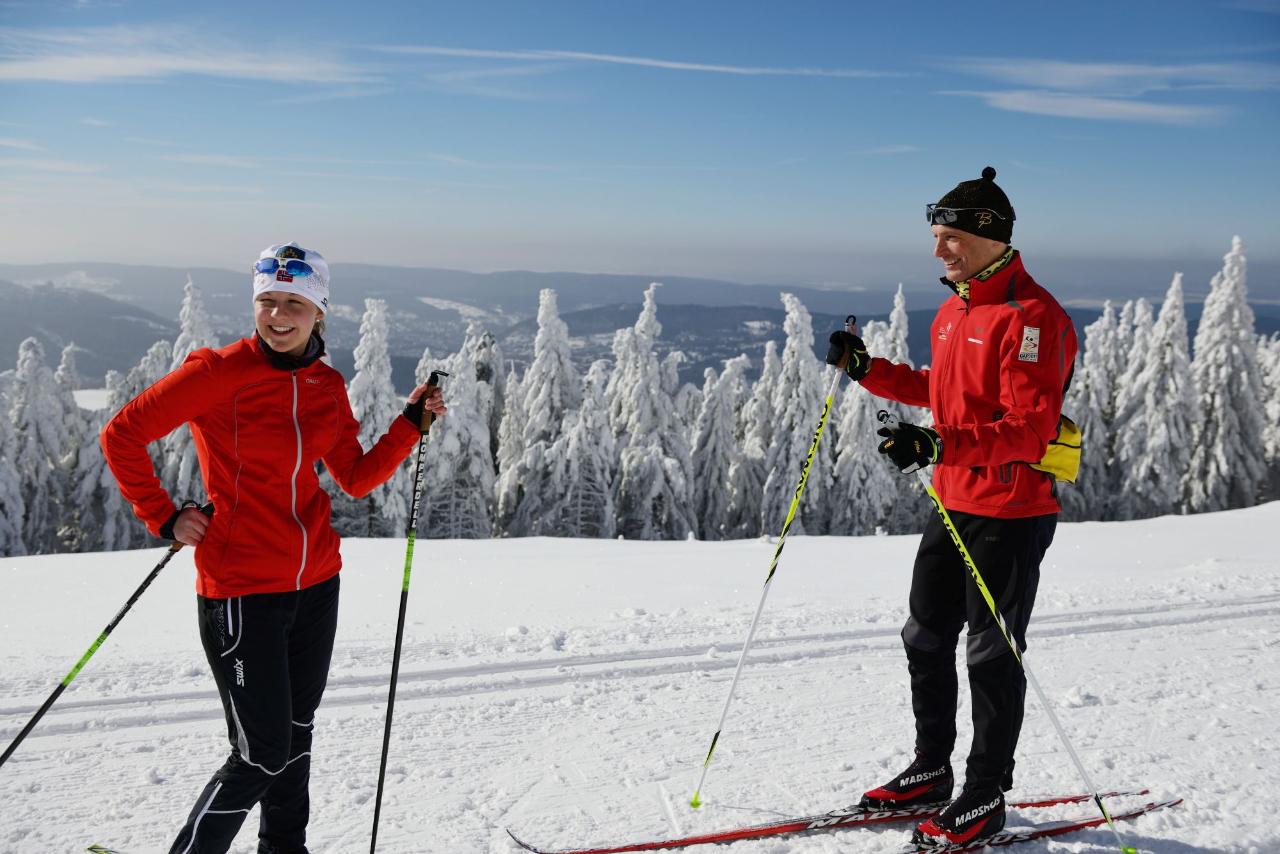 Zwei Skiwanderer auf einem Berg.