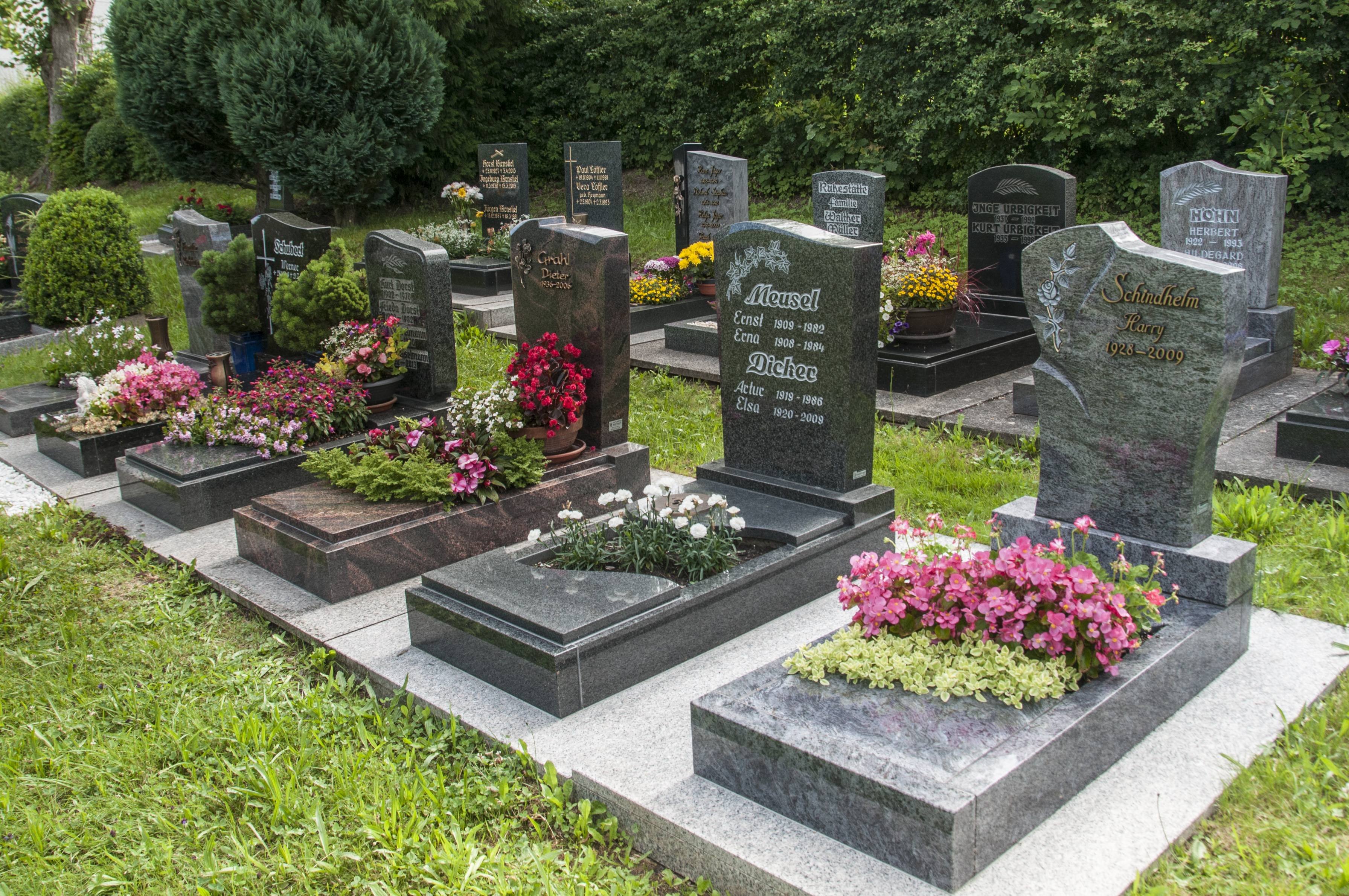 Gräber auf dem Friedhof.
