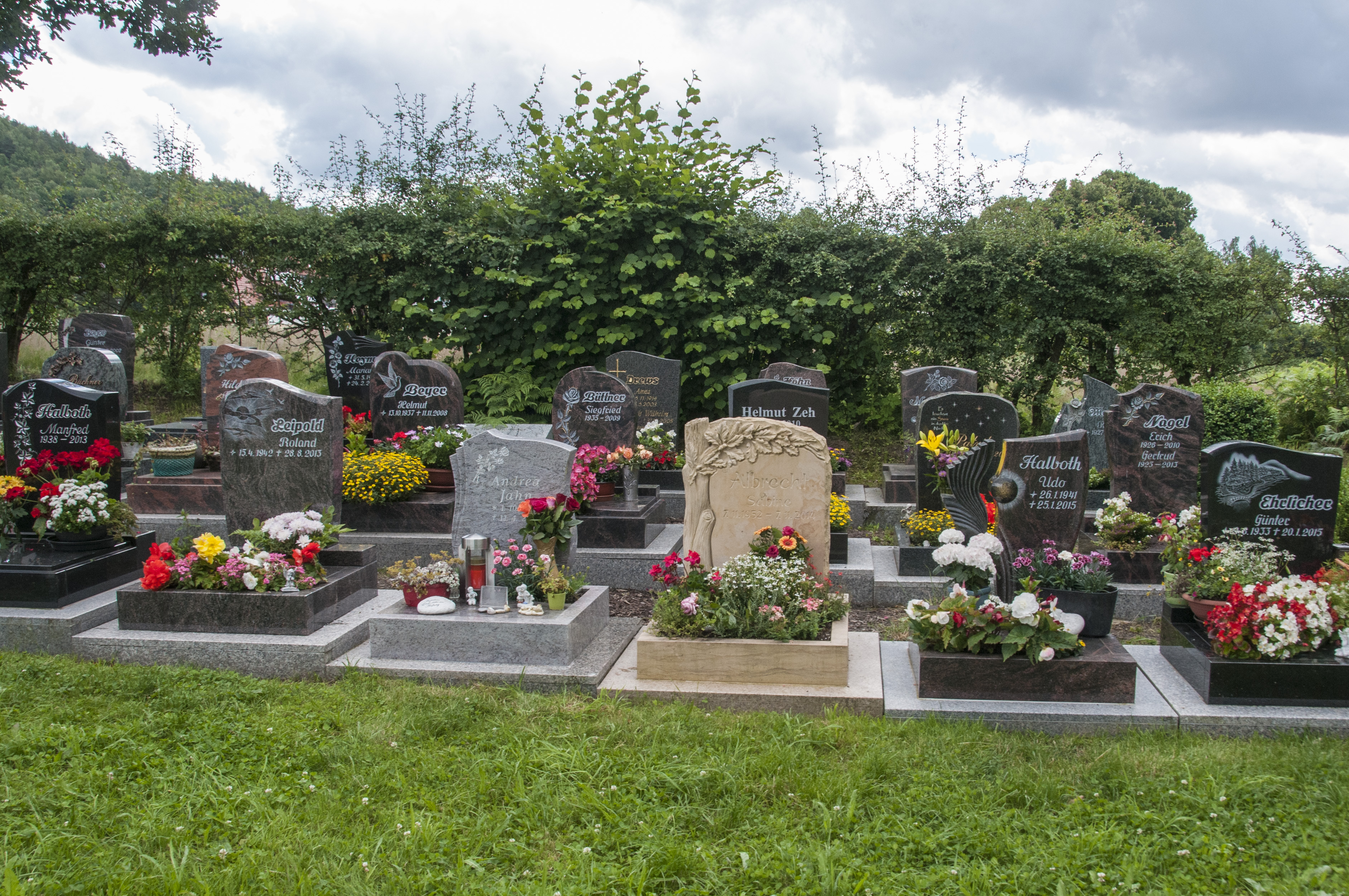 Urnengrabstätten auf dem Friedhof.