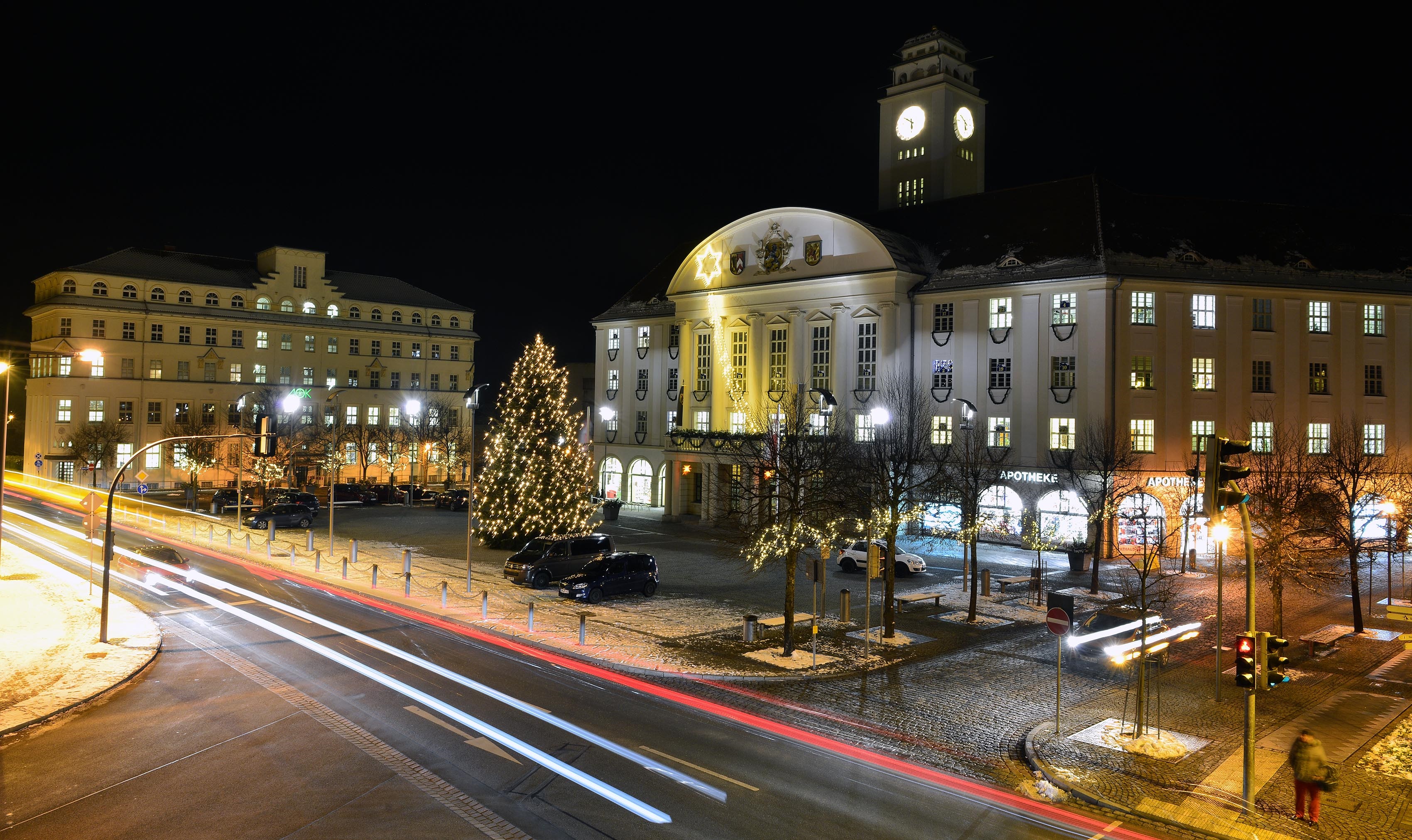 Es ist dunkel. Das Sonneberger Rathaus. Davor steht ein beleuchteter Weihnachtsbaum.